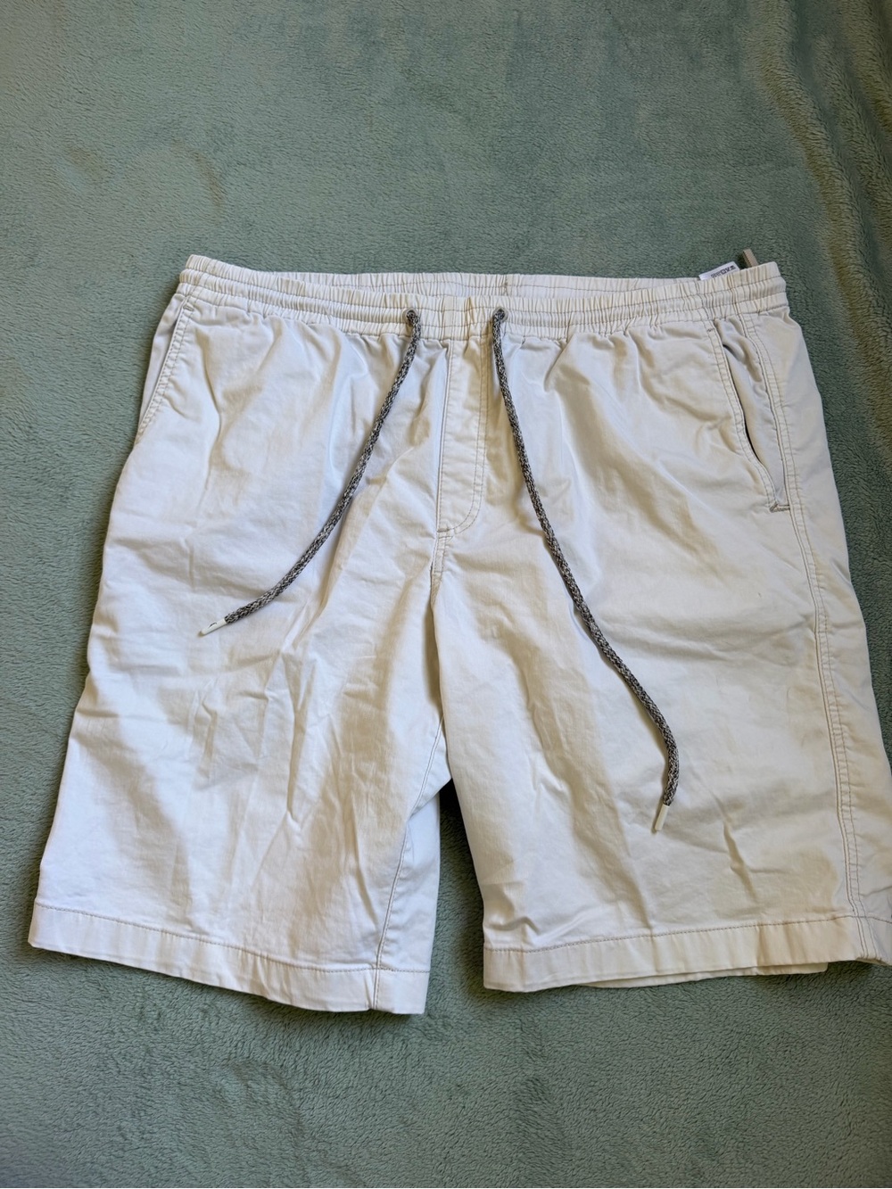 Tommy Bahama Men’s XL White Stretch Shorts Shark Print Lined Drawstring